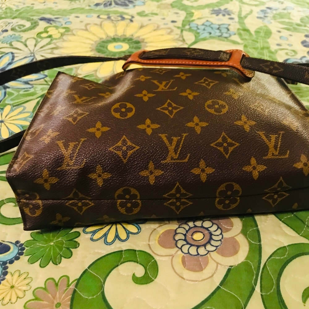 ❤️ SOLD❤️Louis Vuitton Toiletry Bag w/ Strap - Picture 3 of 7